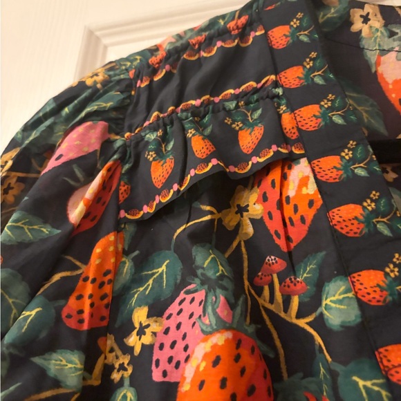 NWT Farm Rio Lady Strawberry Blouse with peplum hem. 100% cotton. Size L - Picture 11 of 13